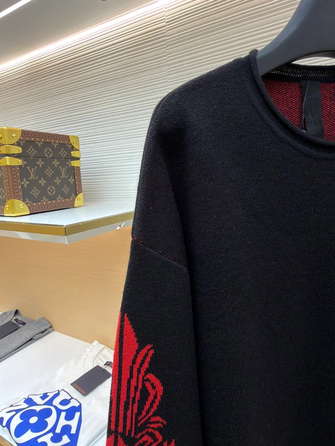 2233Chrome Hearts patent leather cross cashmere sweater ●Item number: 1682233-B05 ●Fabric: wool blended fabric ●Technology: knitted ●Color: black and red ●Version: loose fit ●Weight: about 565 grams ●Size: One size fits all ●Description: The original version was purchased from Hangzhou National Specialty School for 45,000. The fabric is made of custom-spun cashmere yarn. It feels soft and waxy. Sesame base technology is matched with arm jacquard technology. (The jacquard size will change with the number of yarn components. The yarn must be custom-woven). Customized chest patent leather Cross. Processed with imported TAJIMA machines. Customized accessories. Produced by major manufacturers that test workmanship. Full of street feel. Compare workmanship details to counters. Flash sale version on the market. The overall wiring is straight and delicate, the fabric is comfortable and soft, and the color is consistent without color difference. It can be matched with the same style to create a fashionable look, and can be used in various occasions. Customized accessories, complete with three standards, same style for men and women!